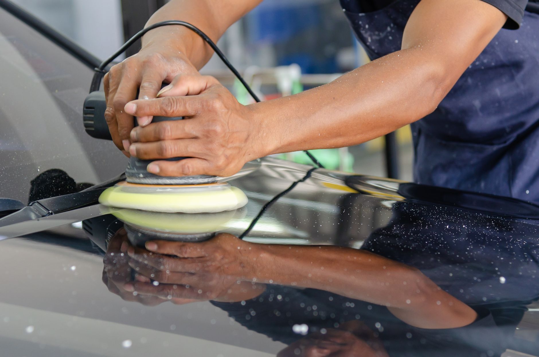 Detalle de reparación y pintura de carrocería en un taller de Valencia