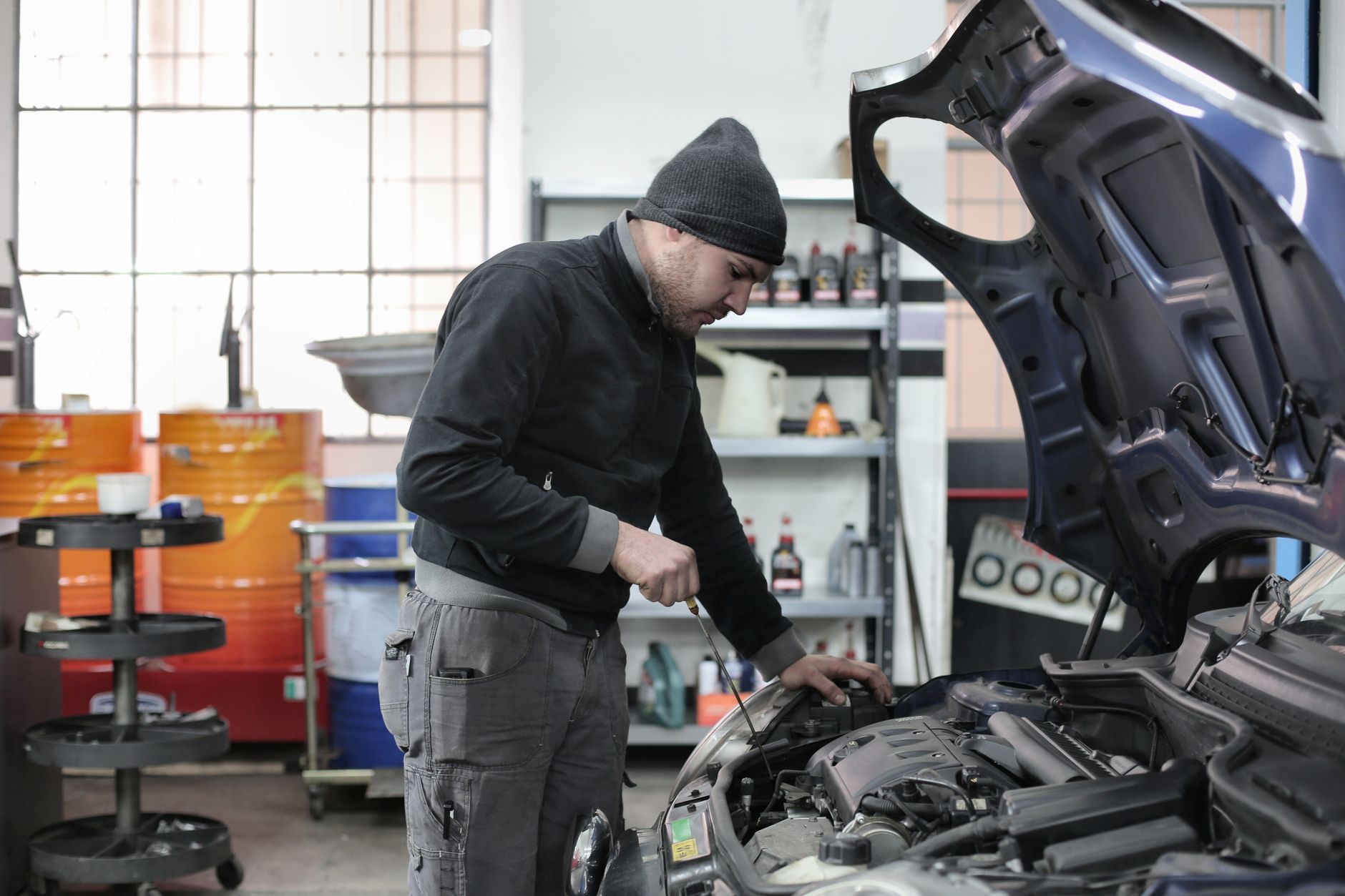 Taller mecánico en Valencia reparando un coche
