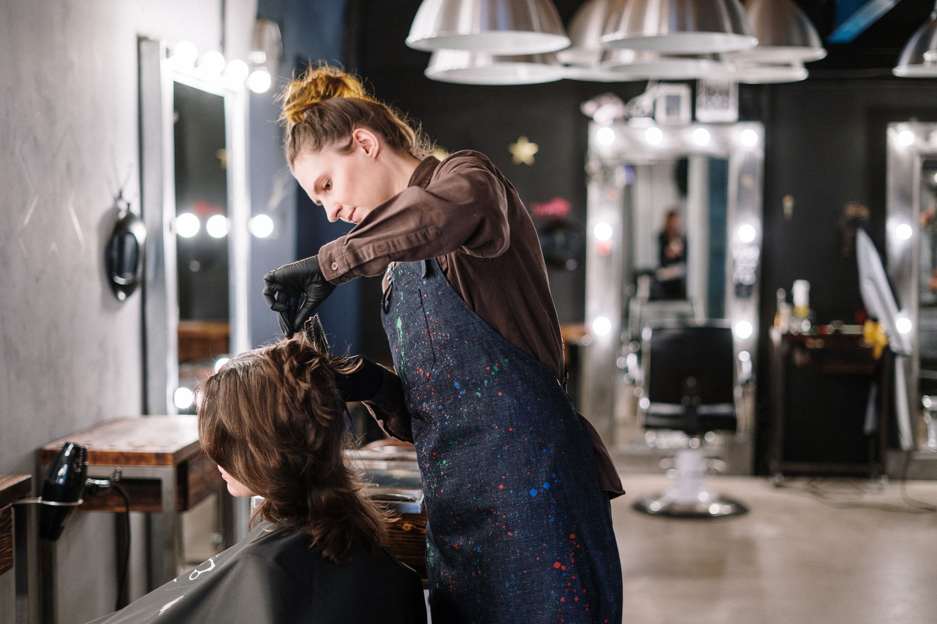 Salón de belleza y peluquería en Valencia con clientas atendidas