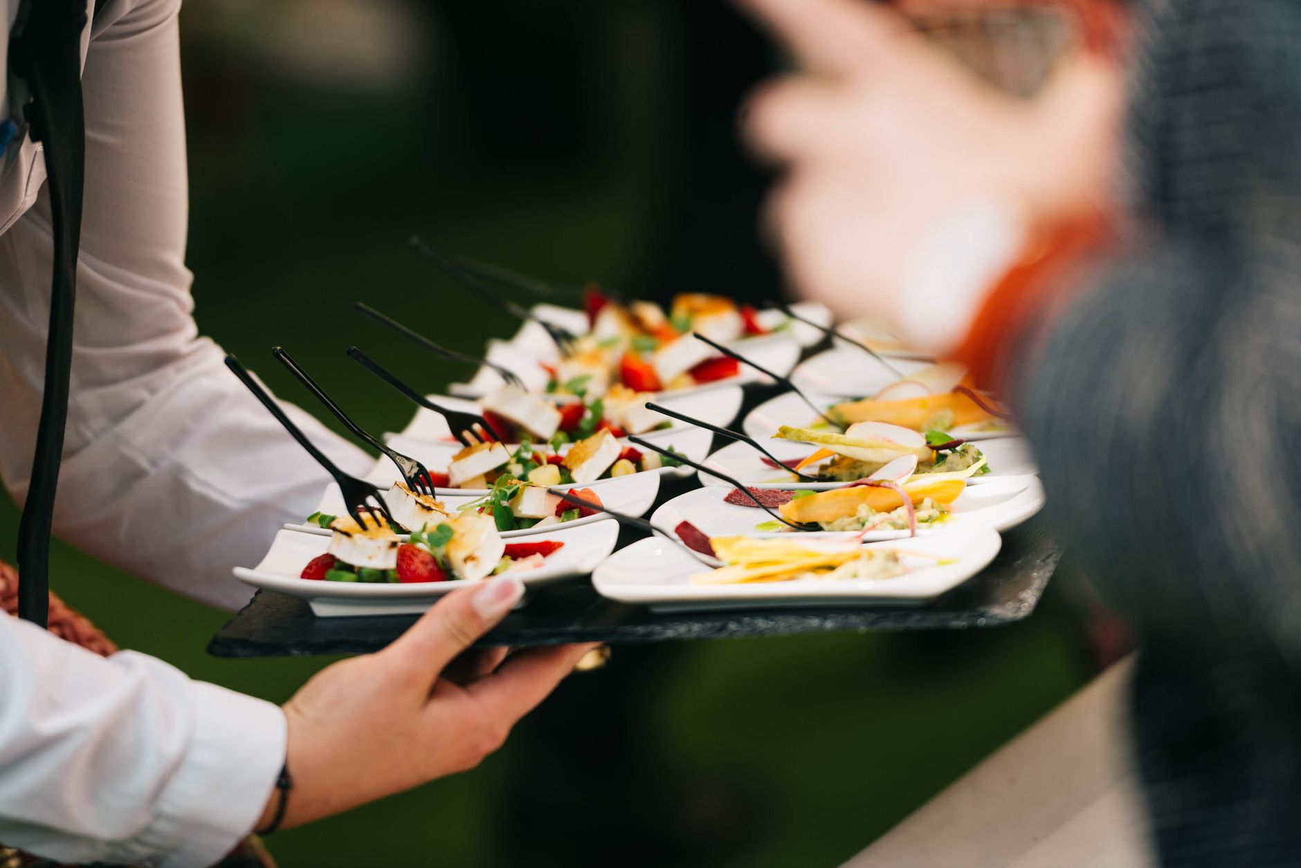 Empresa de catering montando un banquete de evento en Valencia