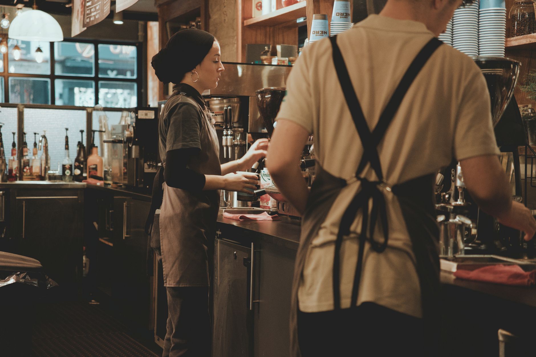 Cafetería de especialidad en Valencia sirviendo café