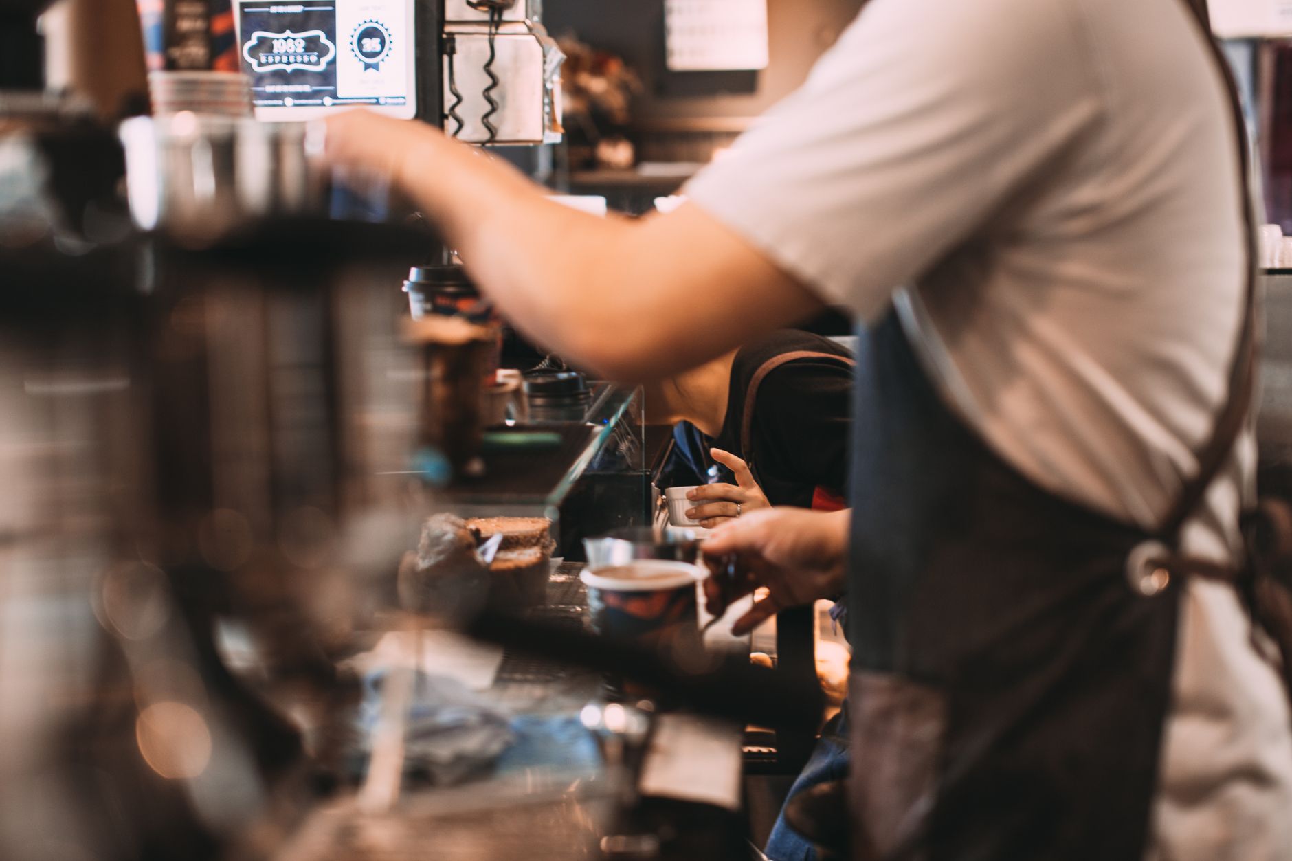 Búsqueda con inteligencia artificial y por voz para cafeterías