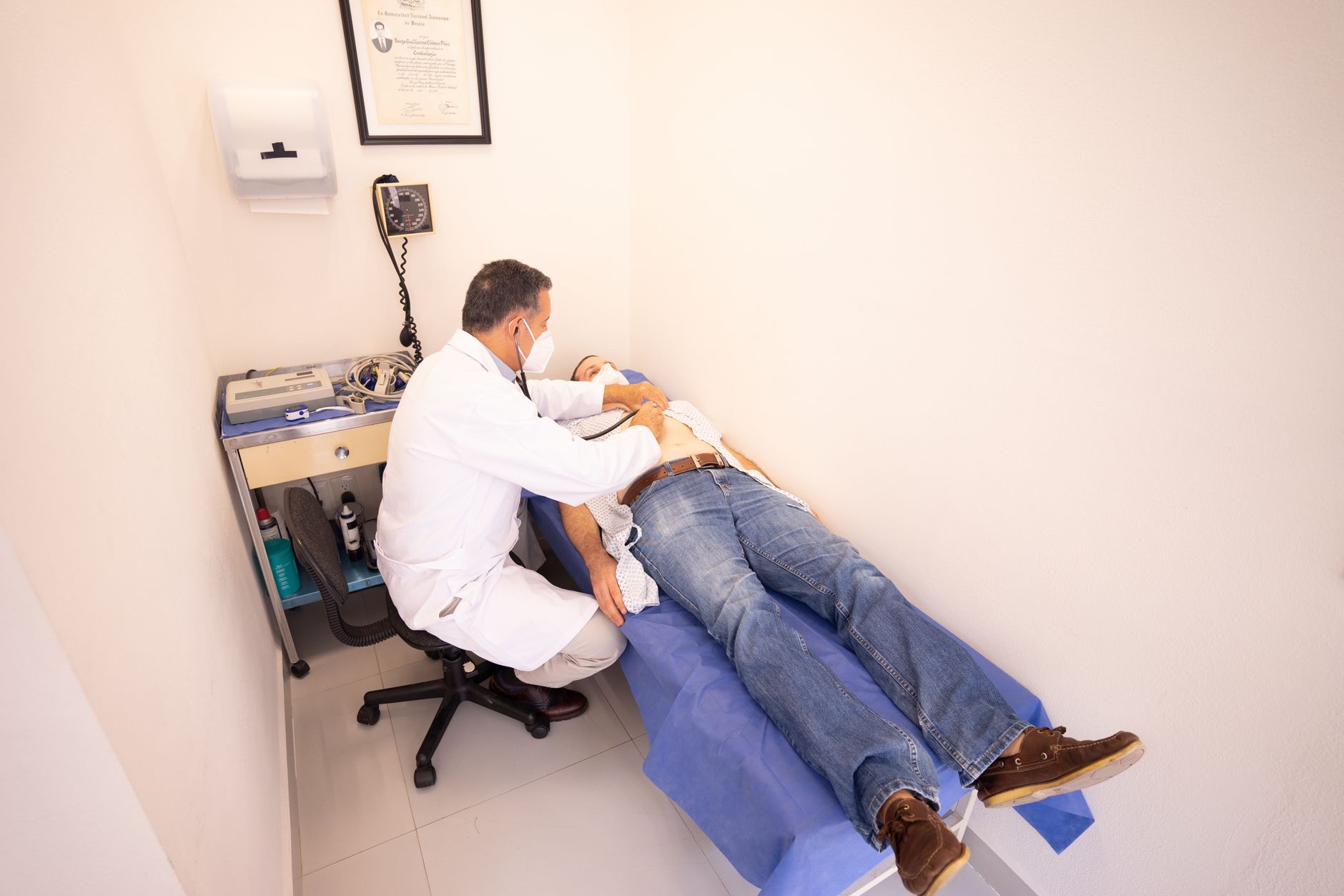 Médico en consulta privada en Valencia atendiendo a un paciente