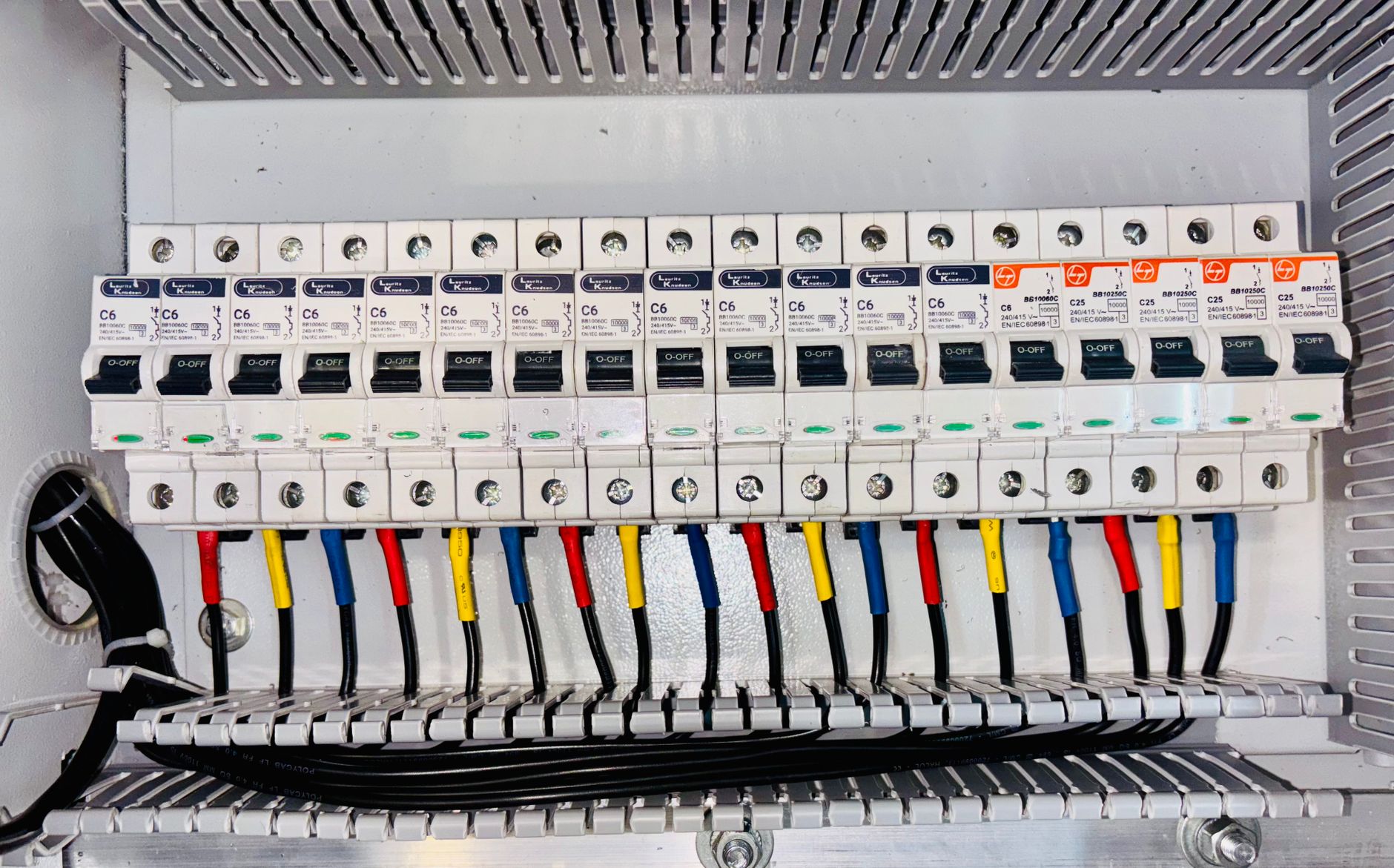 Guías de ahorro energético y contenidos para electricistas