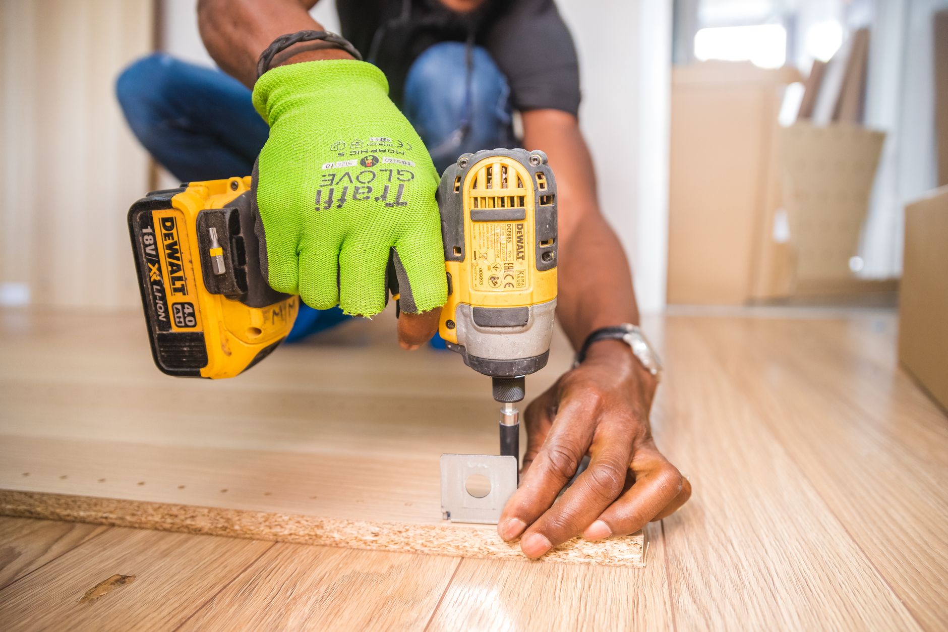 Muestras de parquet, tarima y microcemento para elegir suelo