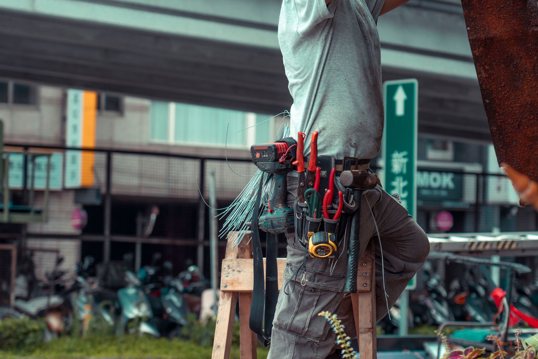 Profesional manitas realizando una reparación del hogar en Valencia