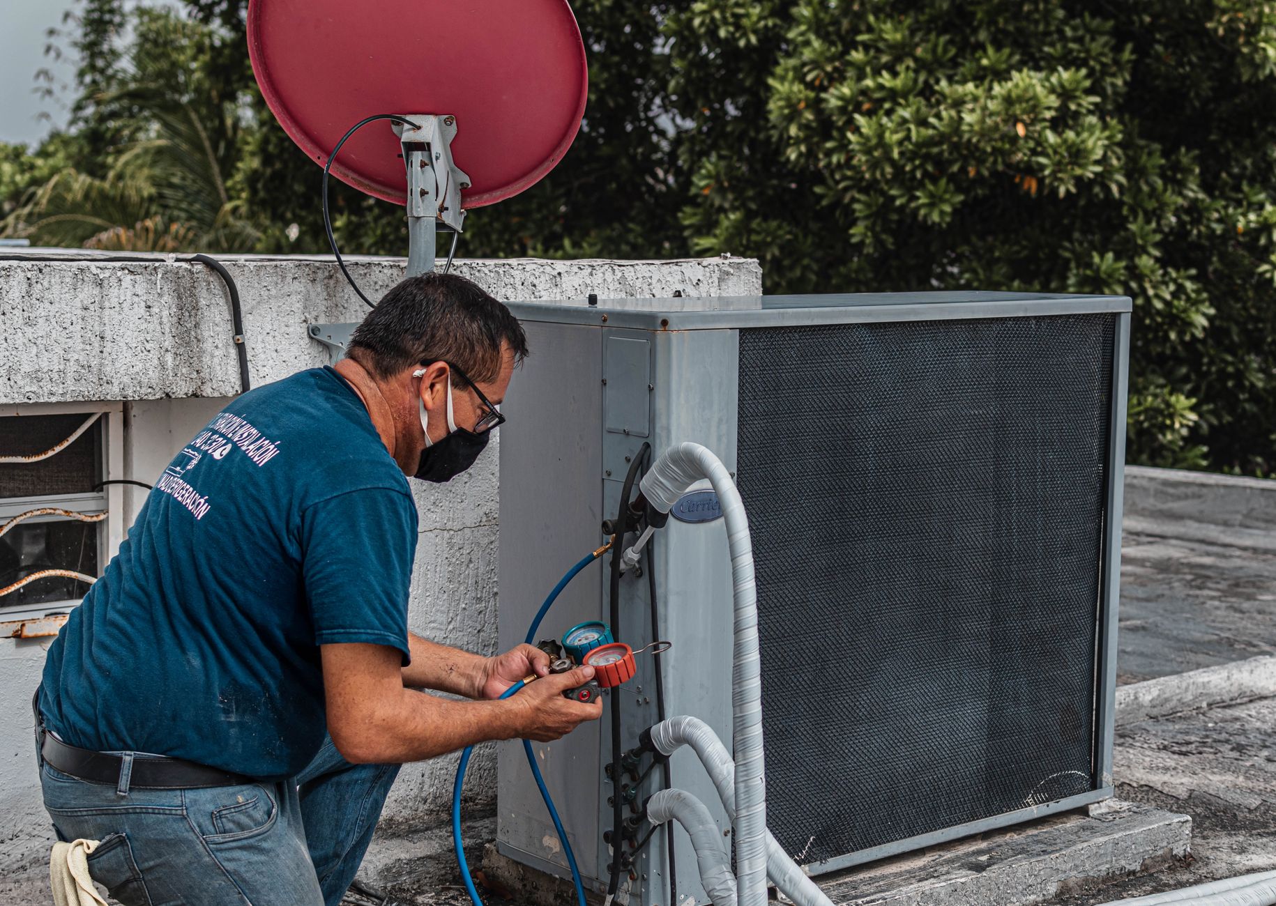 Instalador de aire acondicionado trabajando en una vivienda de Valencia