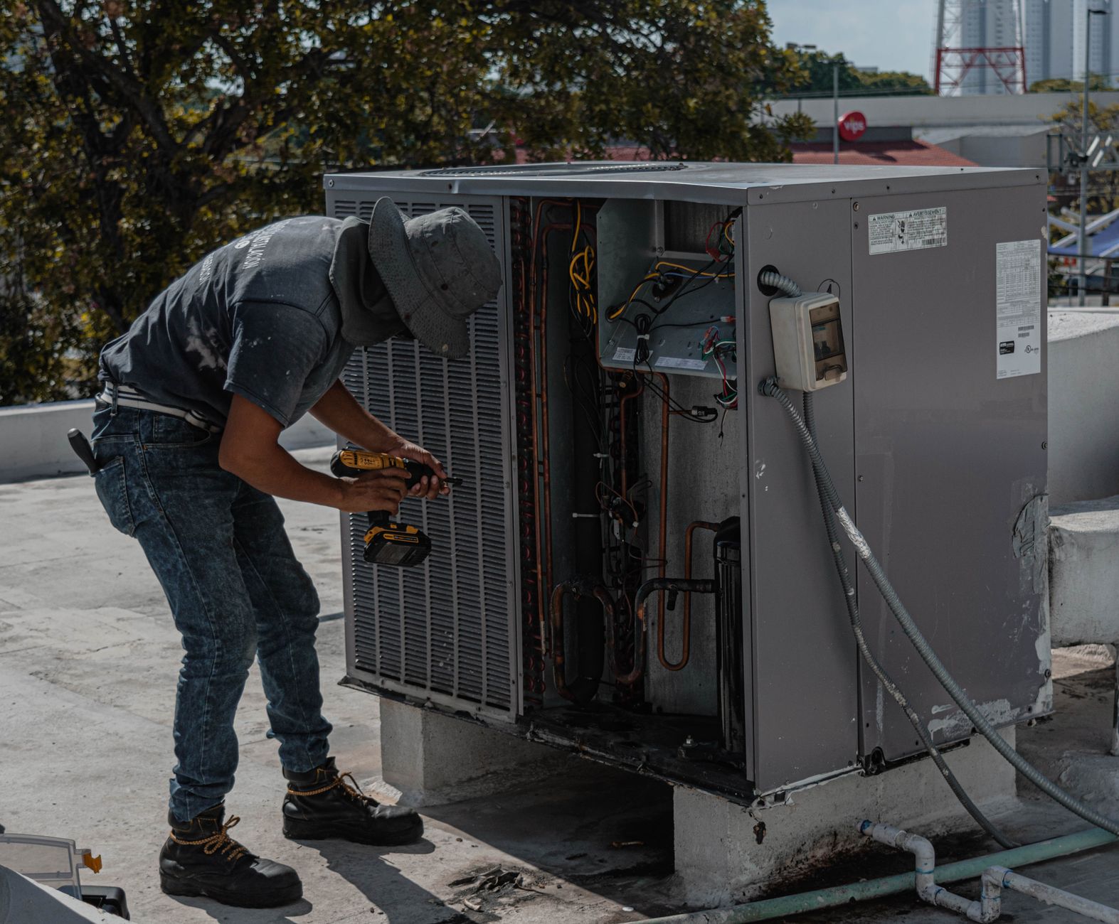 Técnico revisando una instalación de climatización eficiente
