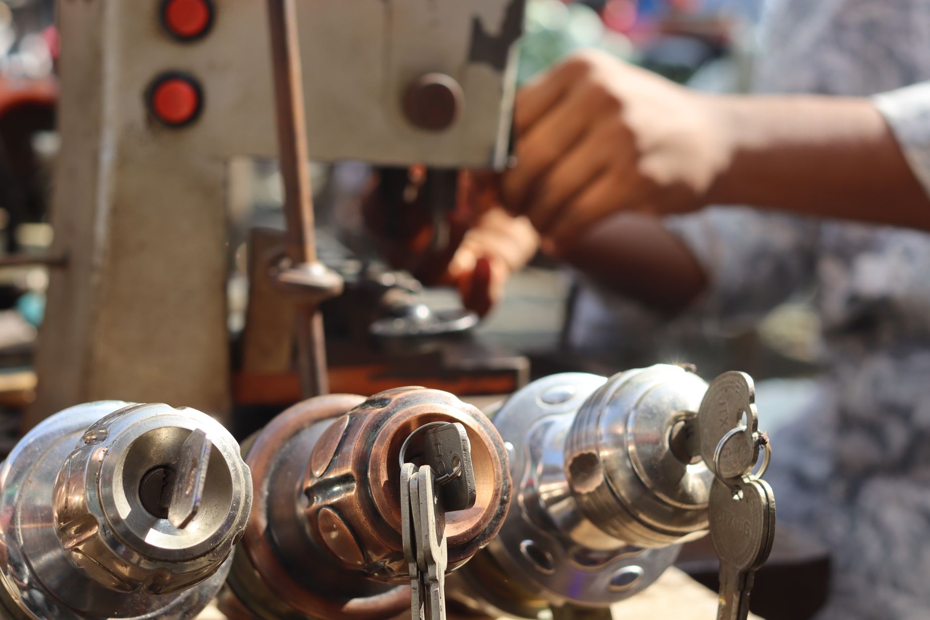 Cerrajería trabajando en el mercado local de la ciudad de Valencia