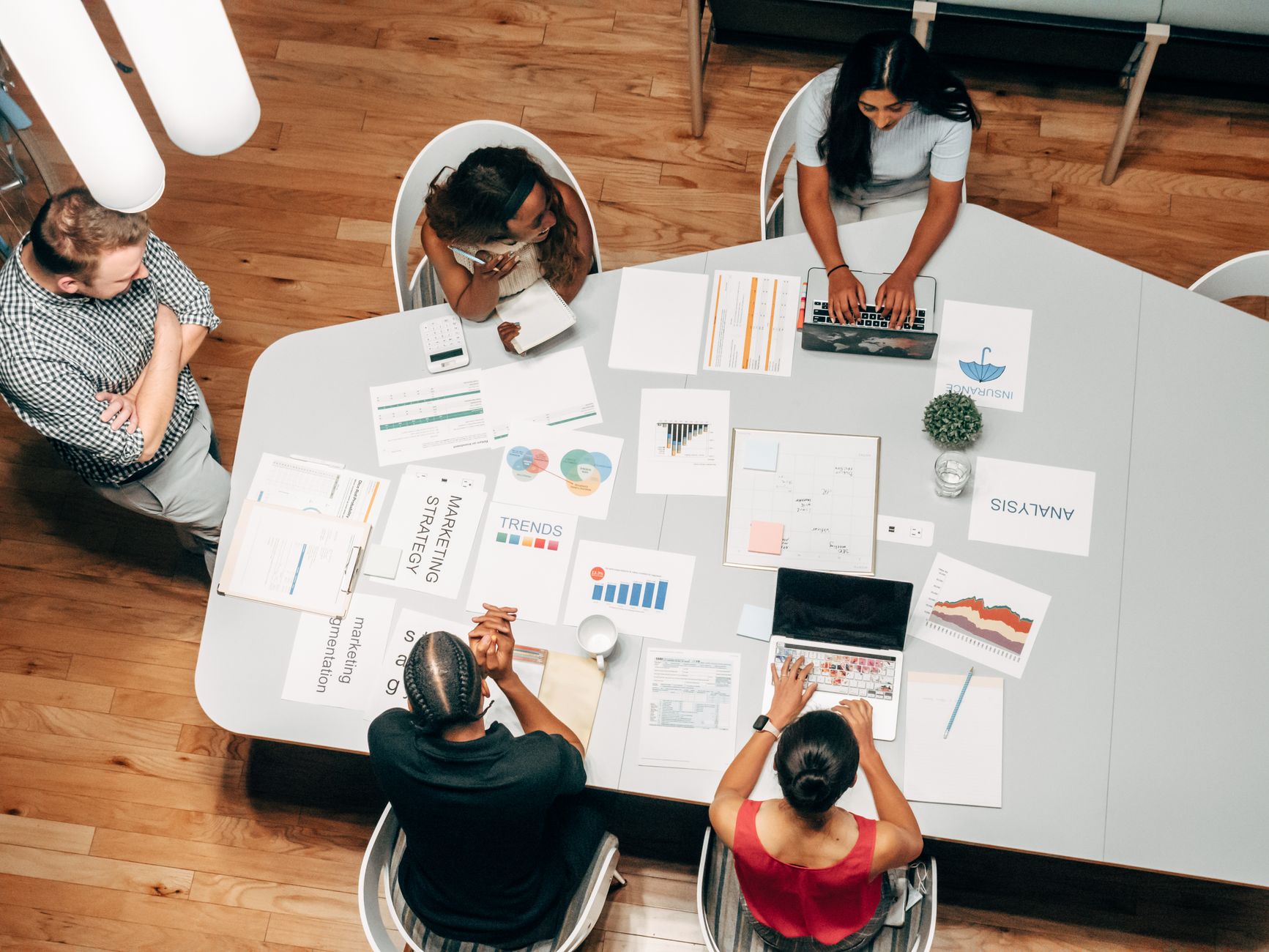 Equipo de una agencia de marketing en Valencia trabajando en estrategia SEO