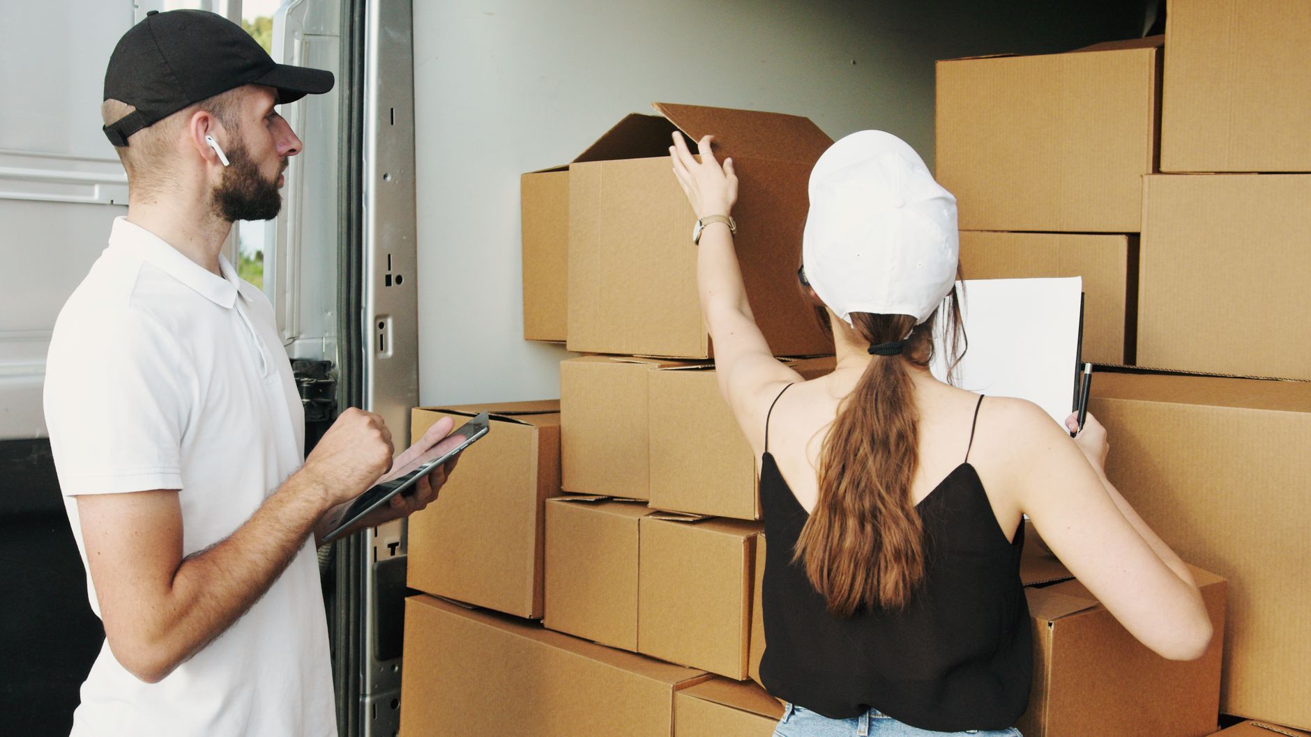 Empresa de mudanzas en Valencia cargando cajas en un camión