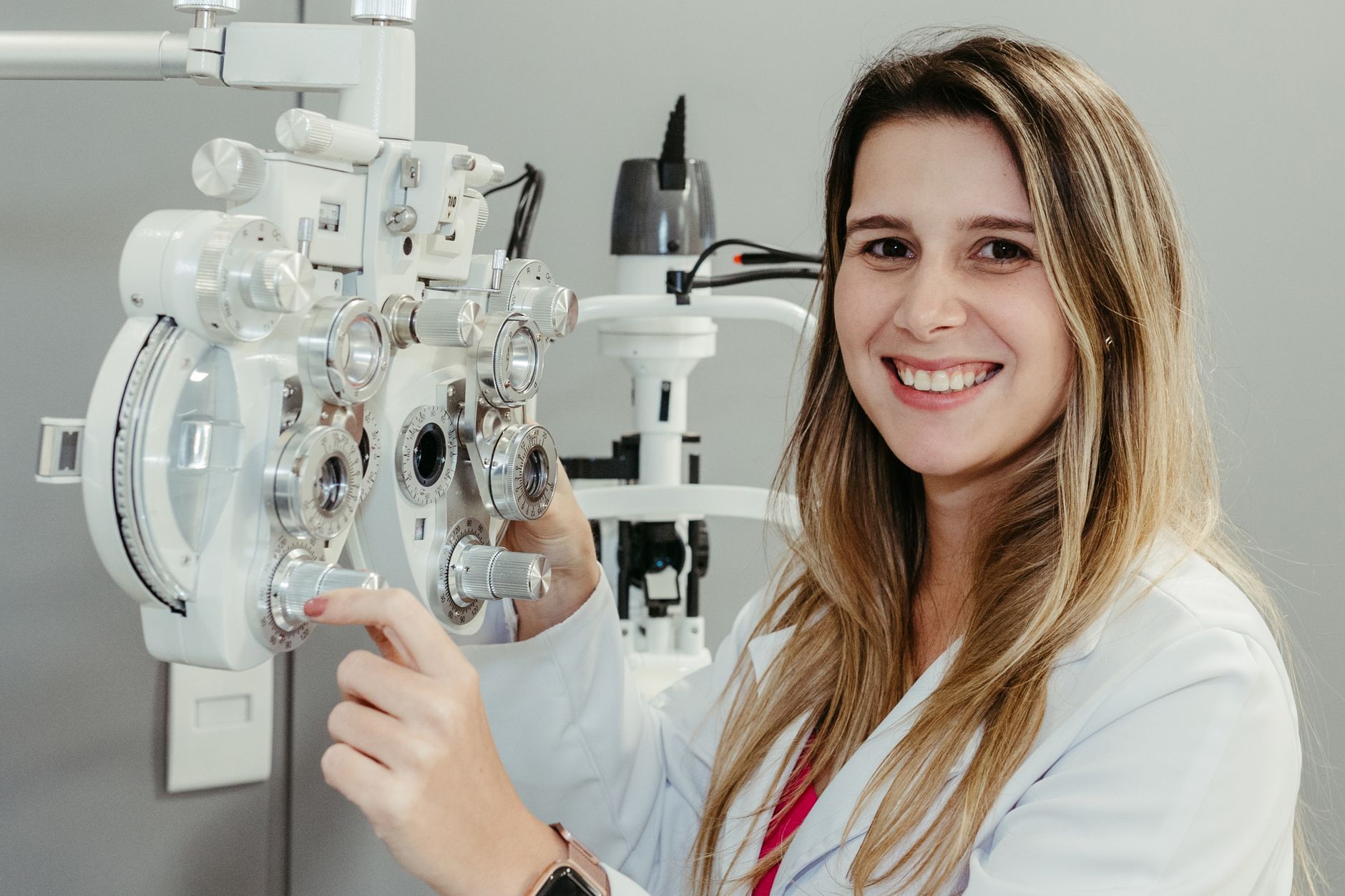 Oftalmólogo realizando una exploración ocular en una clínica de Valencia