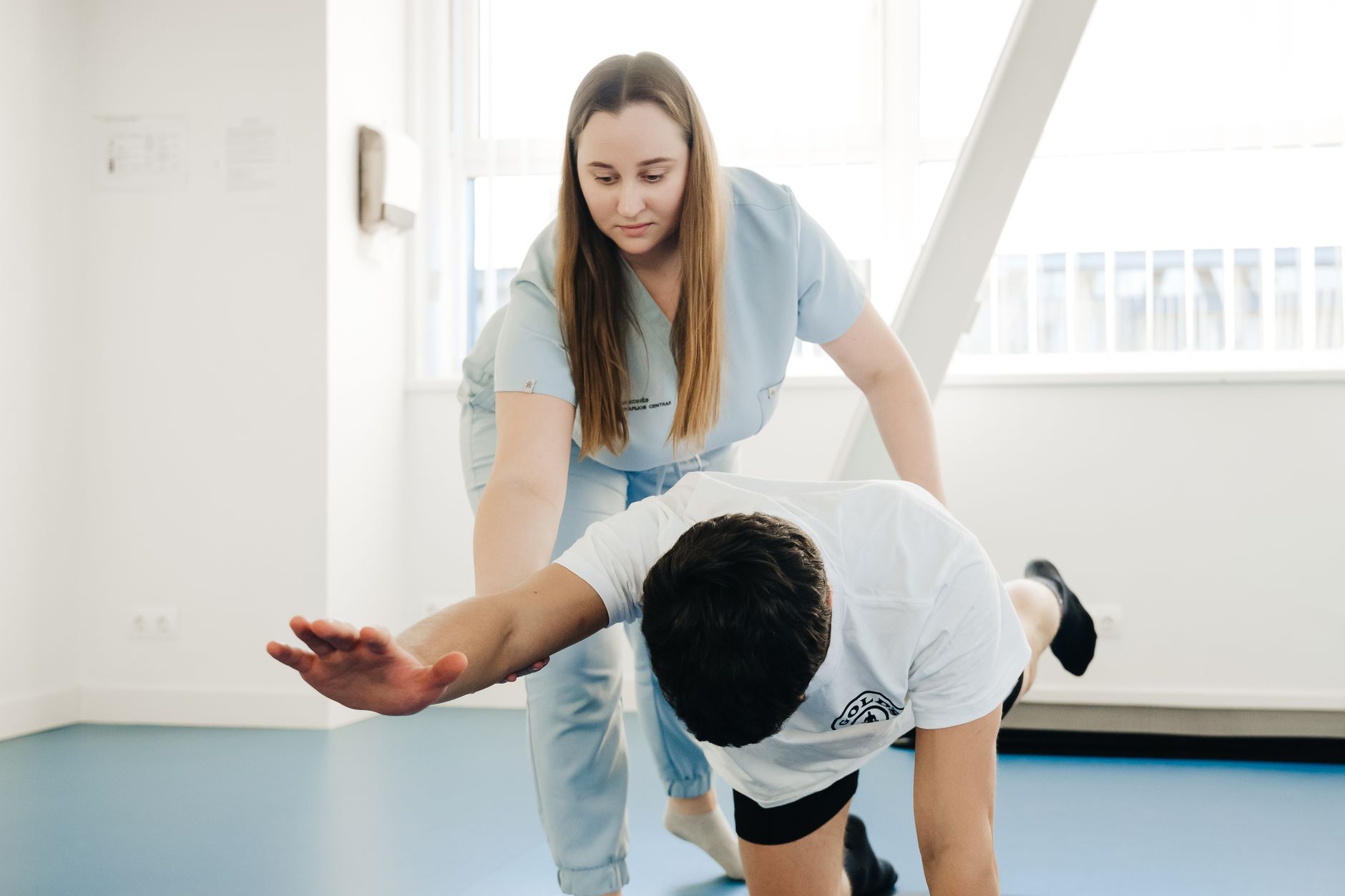Clínica de fisioterapia en Valencia tratando a un paciente