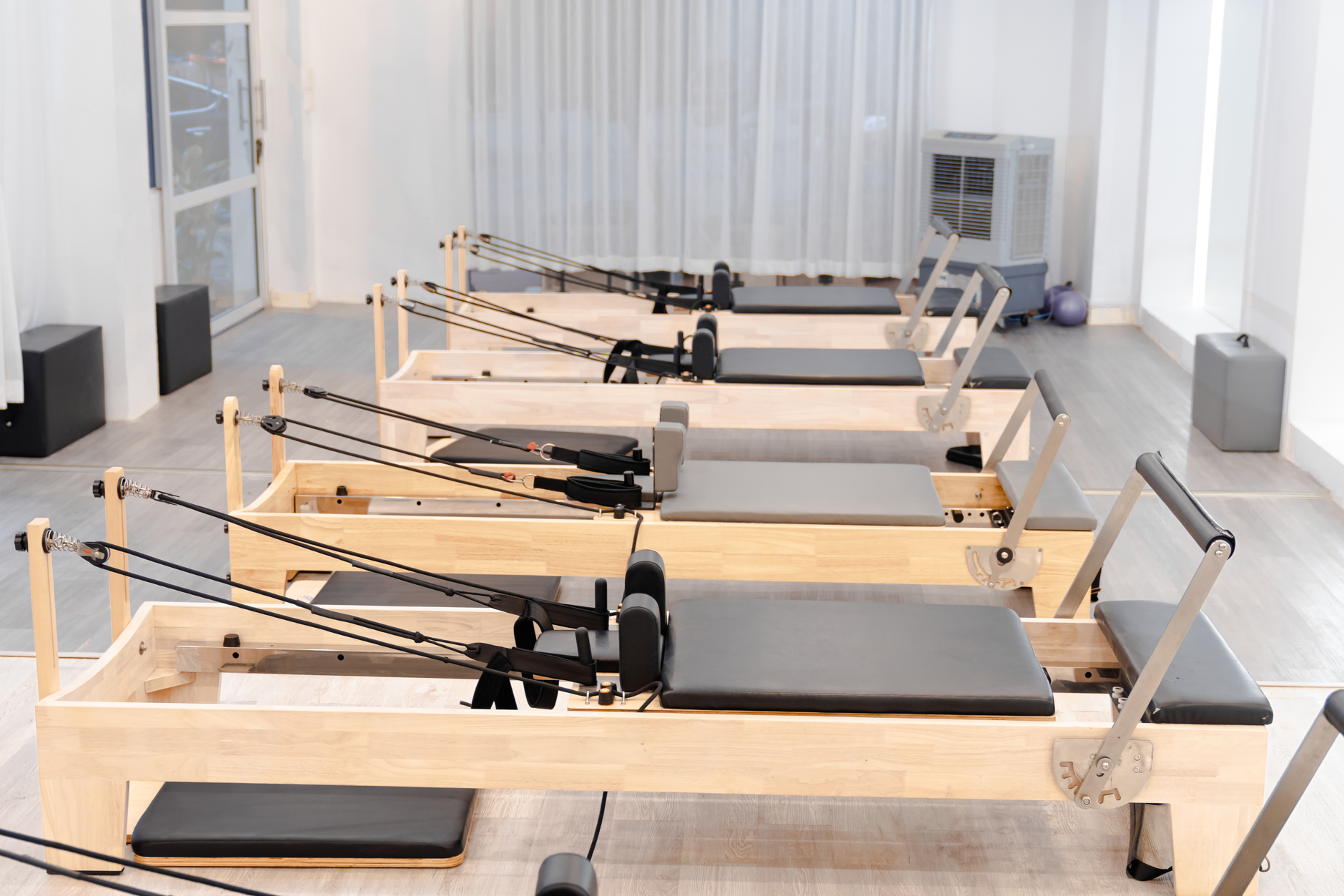 Persona buscando un estudio de pilates con inteligencia artificial
