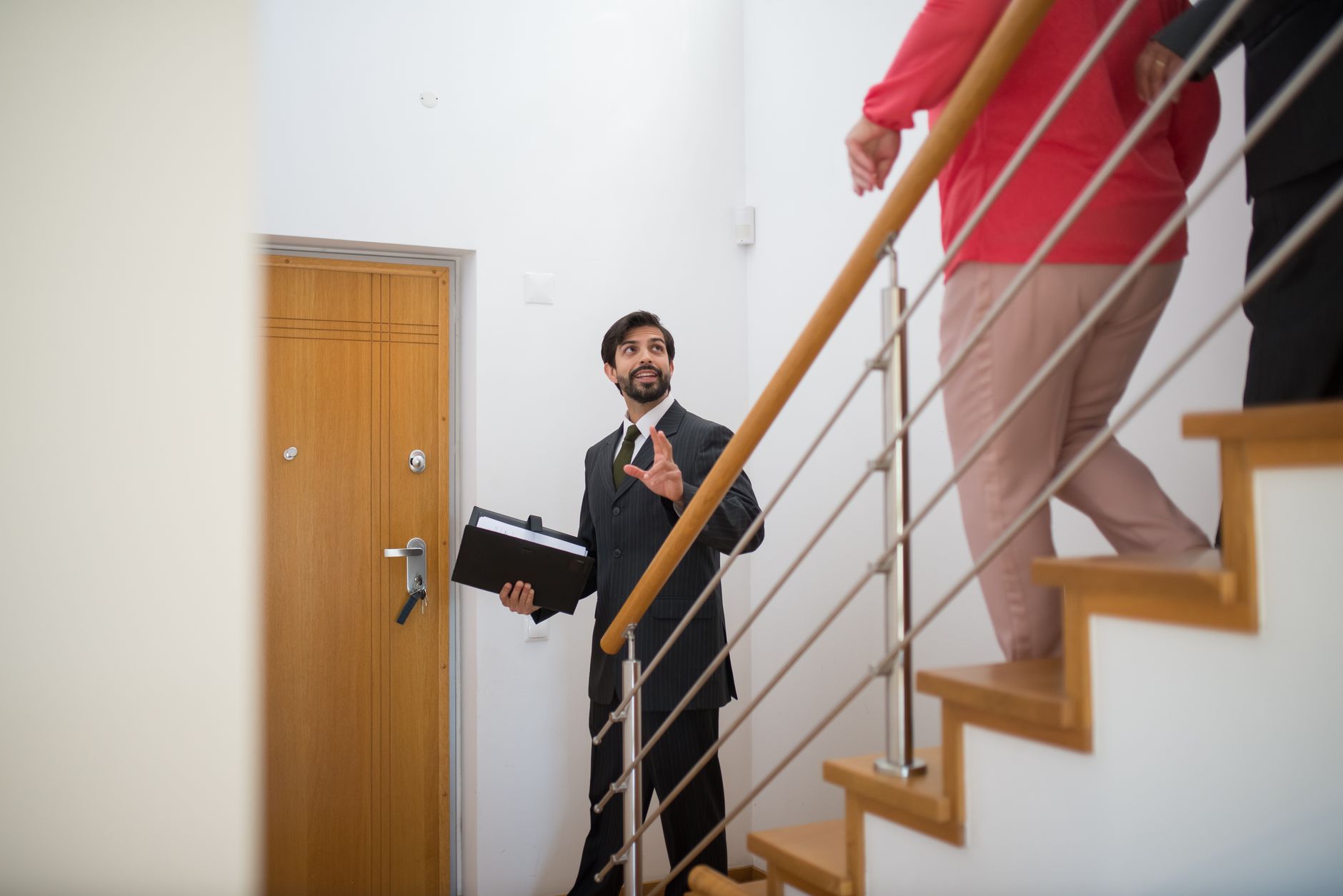 Agente inmobiliario en Valencia mostrando una vivienda a clientes