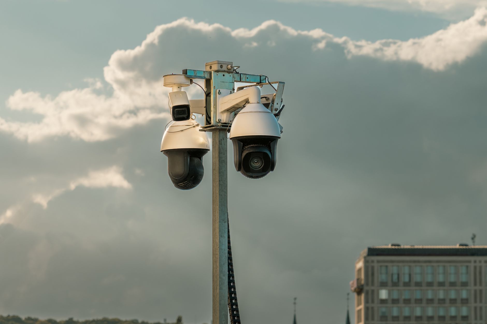 Empresa de seguridad privada en Valencia instalando alarmas y CCTV