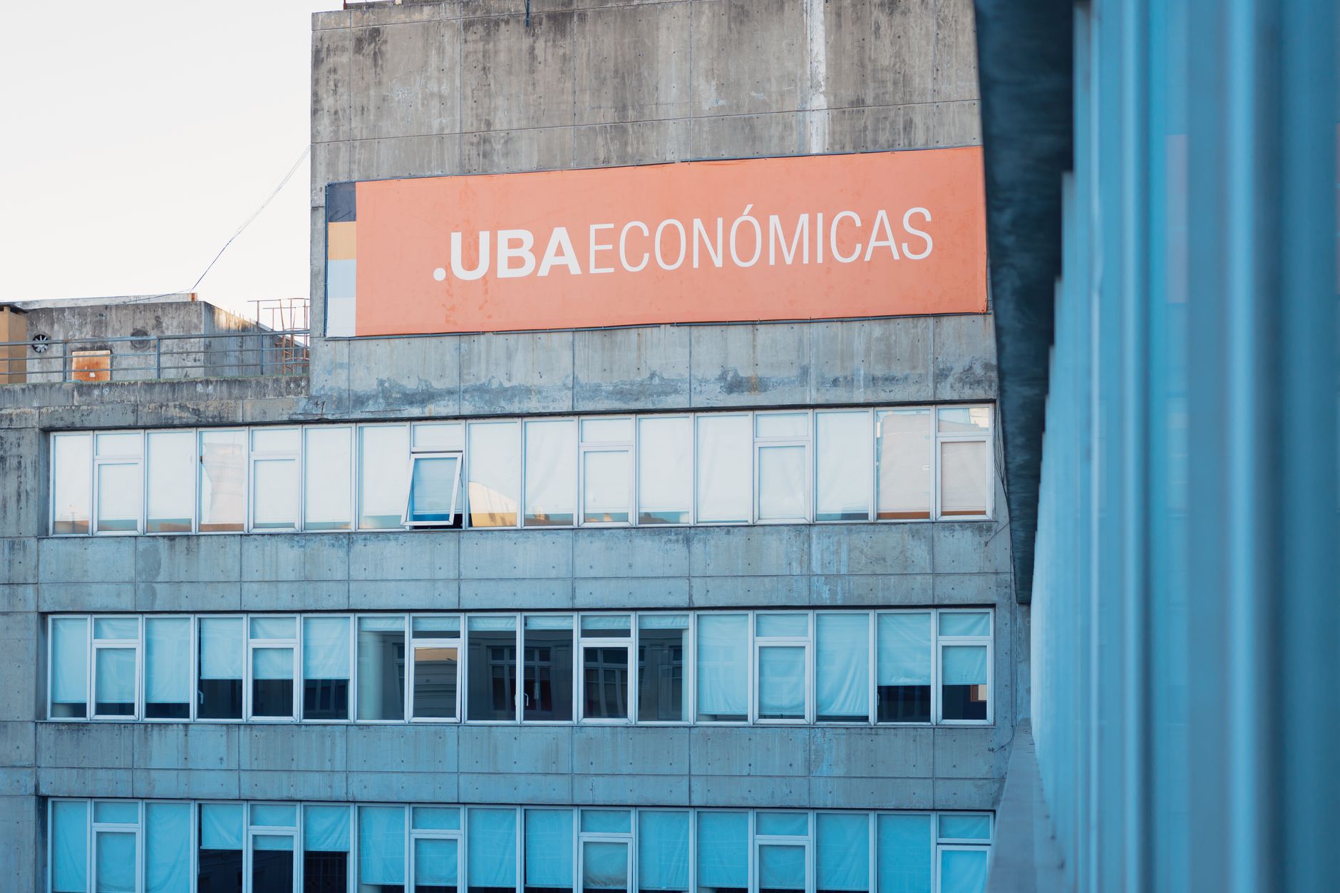 Vida estudiantil y cafeterías junto al campus en Algirós, Valencia