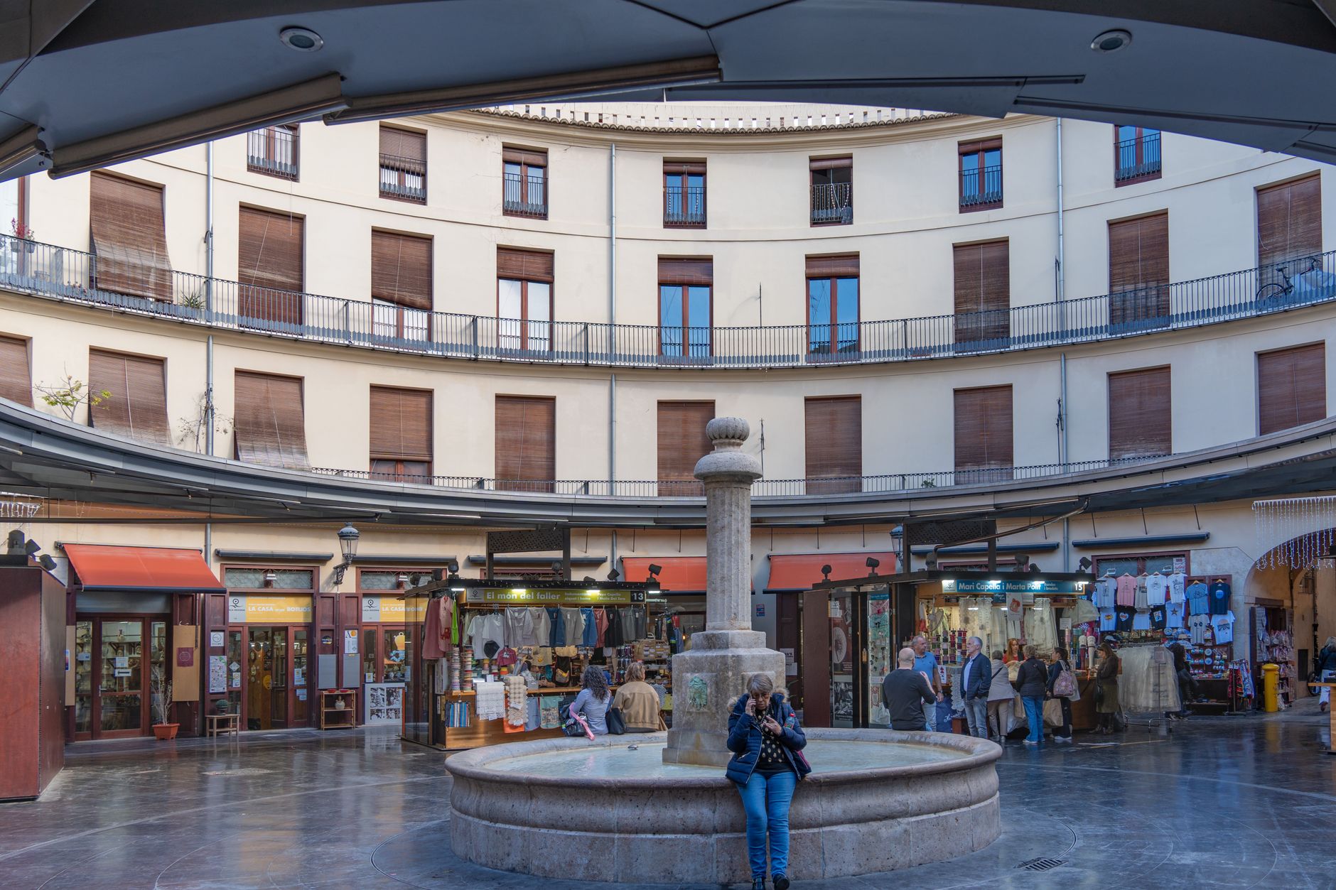 Cafeterías, bares y comercio de barrio en Benimaclet, Valencia