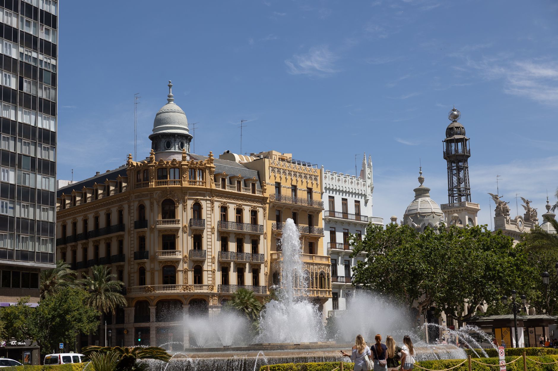 Plaza de Benimaclet y comercio local del barrio en Valencia