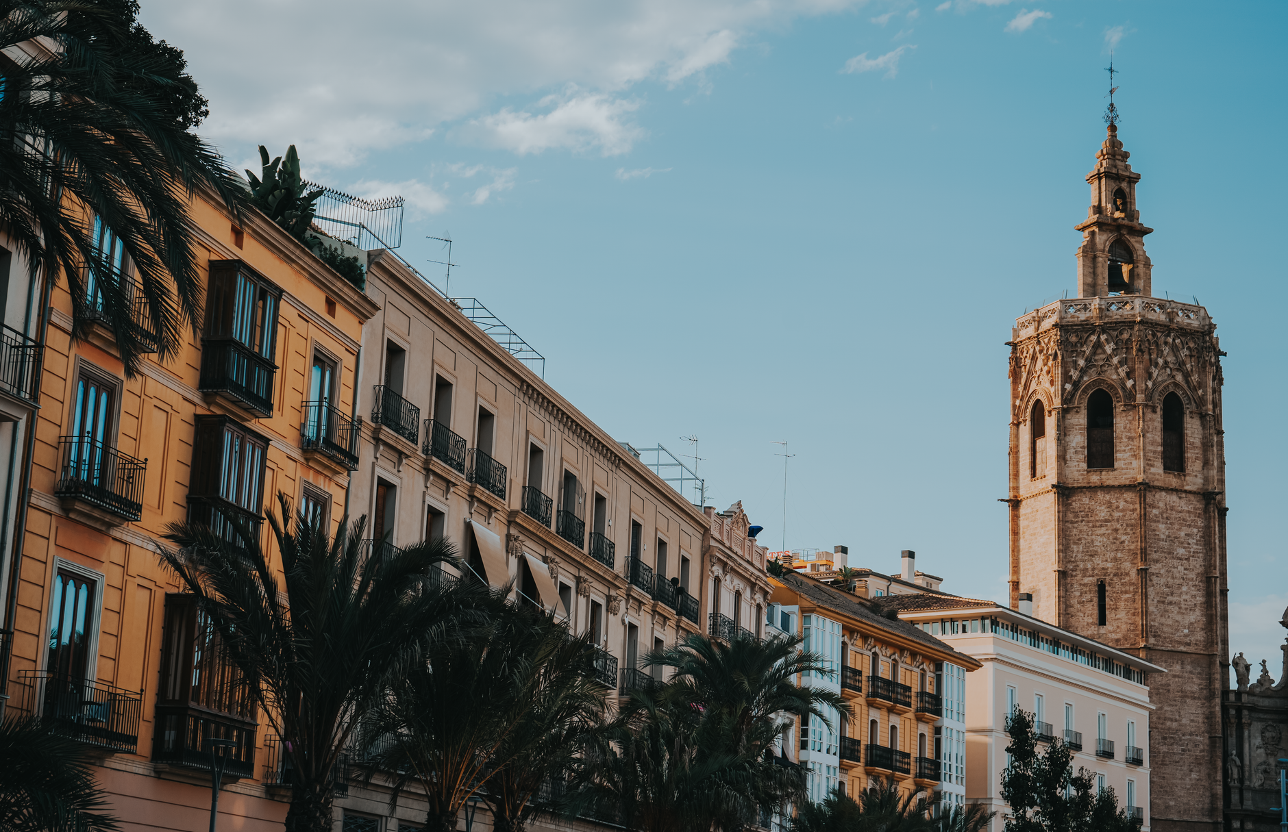Comercios y terrazas en el centro de Valencia
