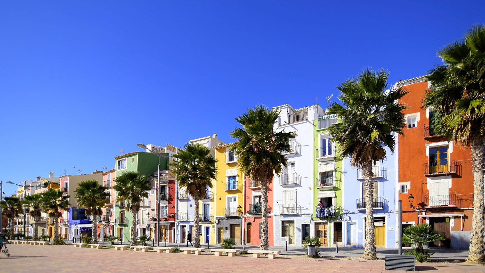 Restaurantes y vida local junto a la playa de la Malvarrosa en El Cabanyal