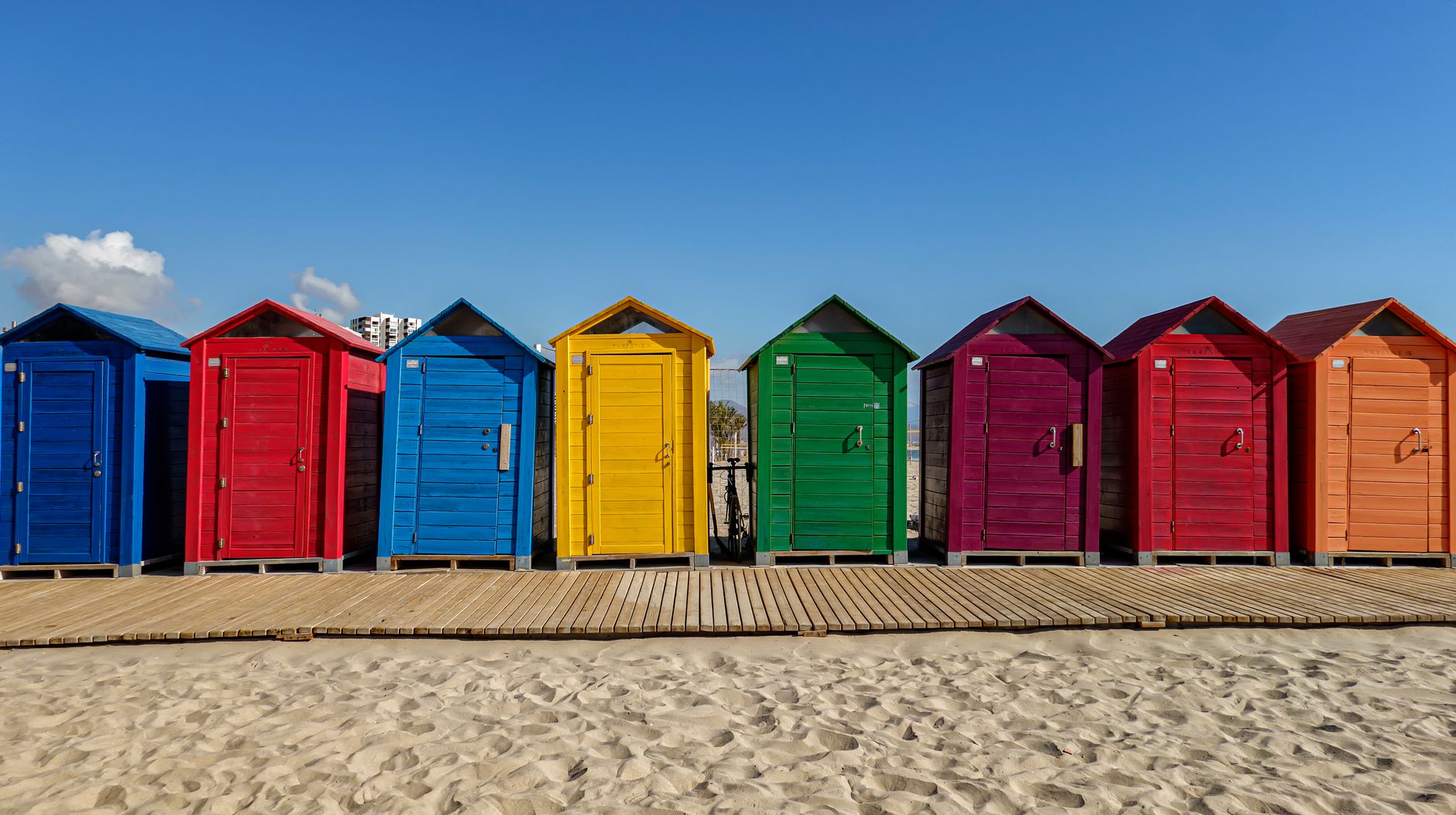 Casas de colores y vida marinera del barrio de El Cabanyal en Valencia