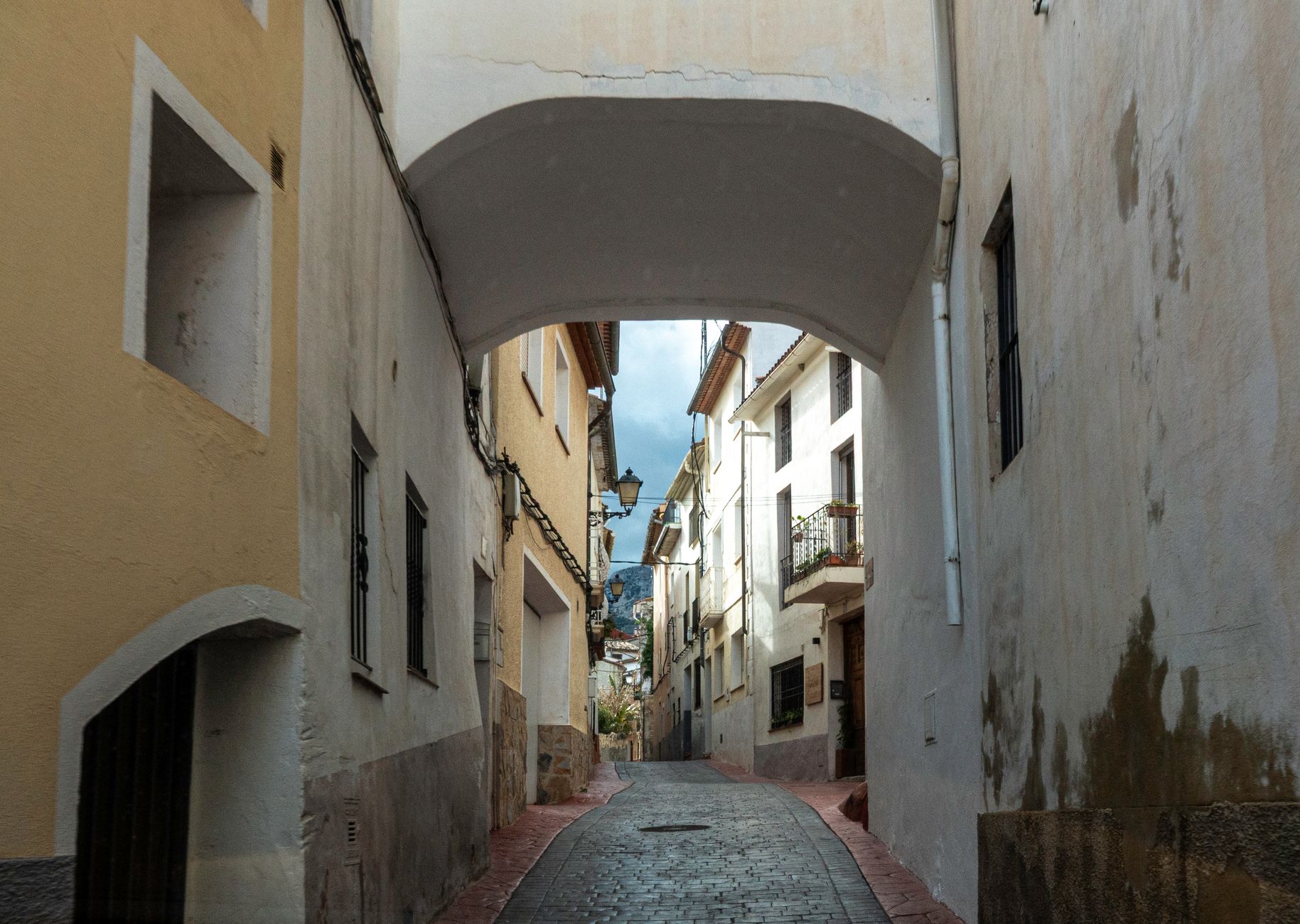 Terrazas, arte urbano y vida bohemia en el barrio de El Carmen, Valencia