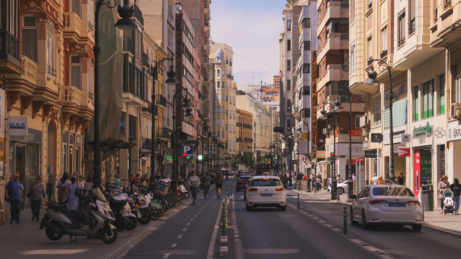 Calles comerciales del barrio de Extramurs en Valencia