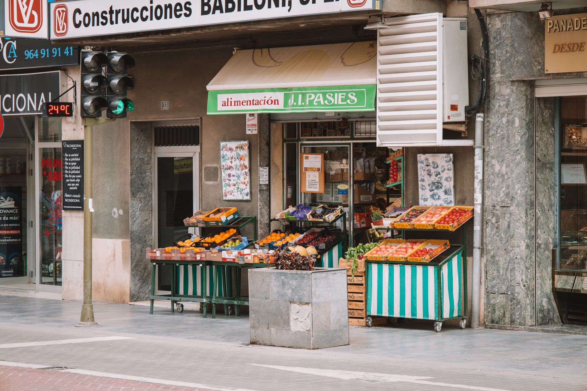 Plaza y ambiente de barrio en Patraix, Valencia