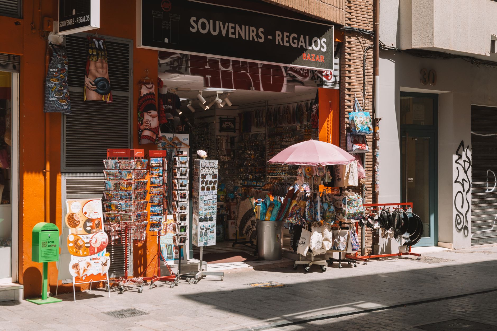 Negocios locales y vecinos en el barrio de Patraix, Valencia